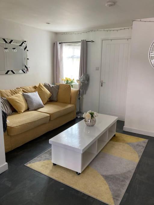 In The Heart Of Chichester Apartment Exterior photo